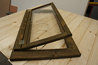 Okno do kazatelny s rámem