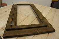 Okno do kazatelny s rámem